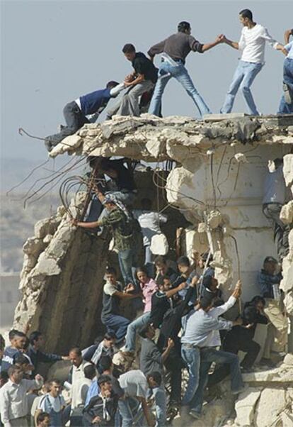 Una avalancha de palestinos ha entrado al asalto la Mukata, sin que el fuerte cordón de seguridad desplegado alrededor y en el interior del recinto haya conseguido impedirlo. Los palestinos, en su mayoría jóvenes y que llevaban horas tratando de eludir a la policía palestina, han tomado la explanada del edificio. Haciendo disparos al aire, cientos de agentes trataban de contener a la población y despejar un espacio para que el helicóptero pueda aterrizar.