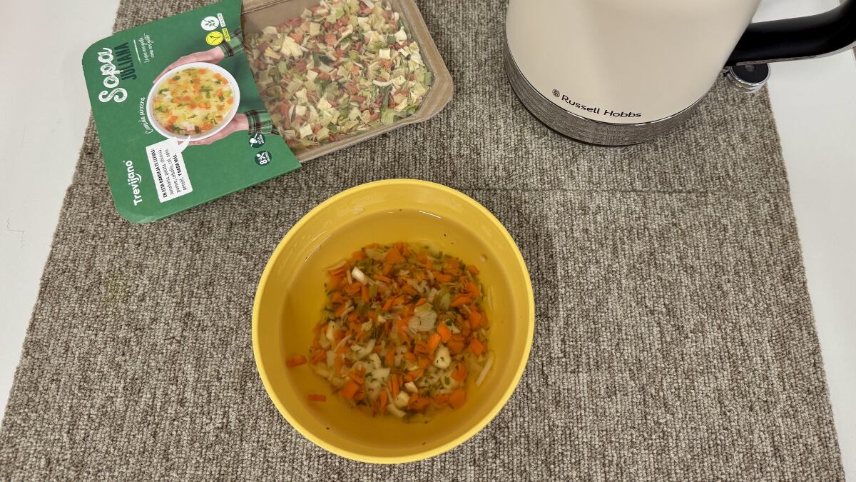 Sopa juliana hecha con el hervidor eléctrico de Russell Hobbs, modelo Hanley.