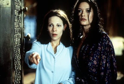 Lili Taylor and Catherine Zeta Jones in ‘The Haunting.'