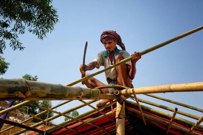 <p>Un refugiado rohingya repara el techo de su casa ante la inminente llegada del monzón el pasado 28 de abril en el campo de Kutupalong (Bangladés).</p> <p>Unas 150.000 personas tienen que ser realojadas, según estimaciones de Acnur, para evitar corrimientos de tierras e inundaciones.</p>