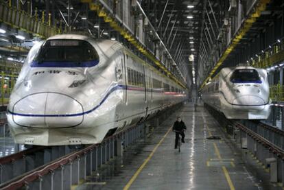 Dos de los trenes de alta velocidad, en las naves de mantenimiento en Wuhan, en la provincia de Hubei, en el centro de China.
