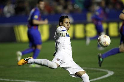 El portero costarricense del Levante Keylor Navas (26 años) llegó al Albacete en la temporada 2010/2011 y posteriormente, en la campaña siguiente, fue fichado por el conjunto granota. En la imagen, Navas durante el partido de ida de octavos de la Liga Europa contra el Rubin Kazan (07-03-2013)