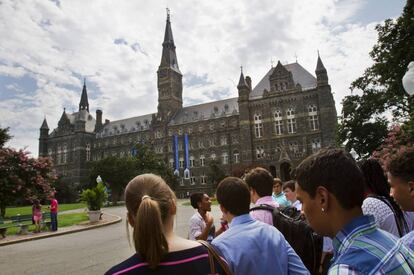 Un grupo de alumnos, ante la universidad de Georgetown. 