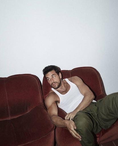 Mario Casas ha convertido su cuerpo en su mejor instrumento de trabajo. Aquí, con pantalón Salvatore Ferragamo.