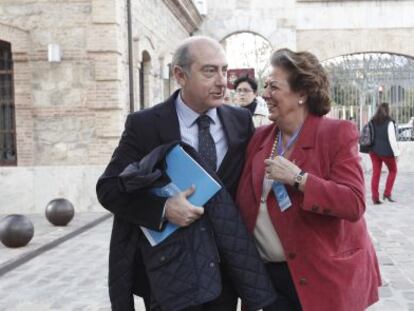 Alfonso Novo y Rita Barber&aacute;, a su llegada al congreso municipal del PP de Valencia. 