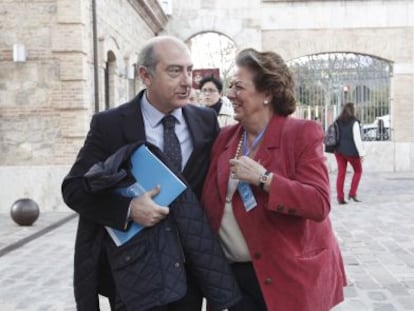 Alfonso Novo y Rita Barber&aacute;, a su llegada al congreso municipal del PP de Valencia. 