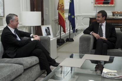 Iñigo Urkullu (a la izquierda), durante su entrevista en La Moncloa con el presidente Zapatero.