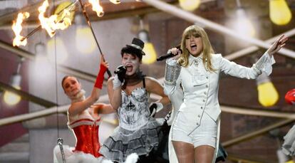 La cantante Taylor Swift actúa en la gala de los Grammy.