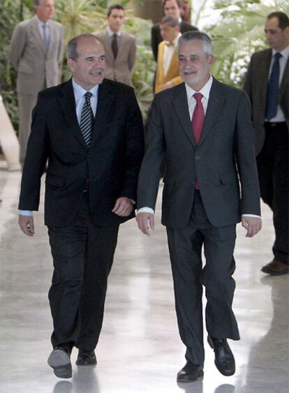 Manuel Chaves y José Antonio Griñán, a su llegada a la reunión hoy en Sevilla del Comité Director del PSOE andaluz.
