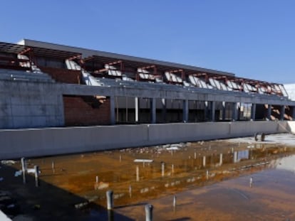 Grader&iacute;o y piscina ol&iacute;mpica del polideportivo sin terminar de Navalcarnero.