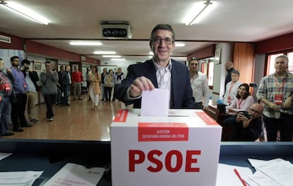 Patxi López vota en la casa del pueblo de Portugalete.