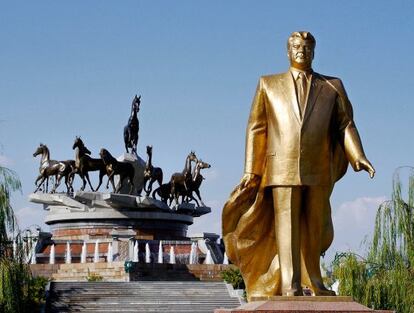 Estatua de oro de Niyázov, quien ejerció el poder absoluto en Turkmenistán.