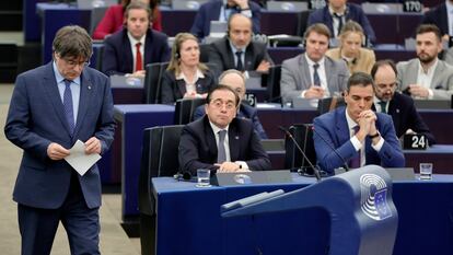 Carles Puigdemont pasa junto a José Manuel Albares y Pedro Sánchez en el pleno en Estrasburgo sobre la amnistía, en diciembre pasado.