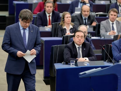 Carles Puigdemont pasa junto a José Manuel Albares y Pedro Sánchez en el pleno en Estrasburgo sobre la amnistía, en diciembre pasado.