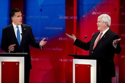 Mitt Romney y Newt Gingrich discuten en el debate republicano de Tampa, Florida