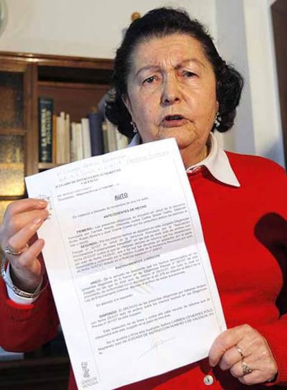 Carmen Areoso con la denuncia contra los médicos de Granada.