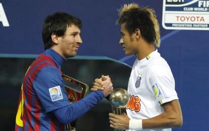 Messi y Neymar se saludan tras el Mundial de Clubes 2011.