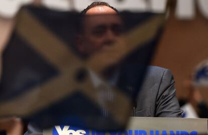 El primer ministro escocés, Alex Salmond, habla durante la campaña del 'Sí' en Perth.