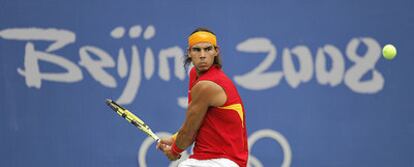 Rafa Nadal espera la pelota para devolverla en su partido contra Andreev.