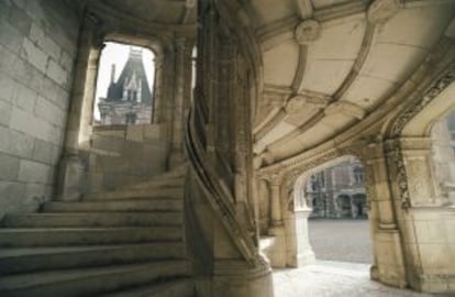Escalera interior en el castillo de Blois, patrimonio mundial, en la región del Loira.