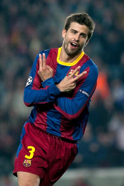 El defensa del FC Barcelona Gerard Piqué celebra el gol marcado ante el Shakhtar, el tercero de su equipo, señalando con los dedos el 22, el número de camiseta de Abidal, que entró en el quirófano hace tres semanas para operarse de un cáncer en el hígado.