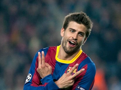 El defensa del FC Barcelona Gerard Piqué celebra el gol marcado ante el Shakhtar, el tercero de su equipo, señalando con los dedos el 22, el número de camiseta de Abidal, que entró en el quirófano hace tres semanas para operarse de un cáncer en el hígado.