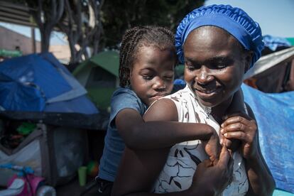 Katty, haitiana y madre de tres hijos. El mediano, Gabriel, tiene autismo y necesita su medicación. “Solo la consigo a veces, pero aun así estamos mejor que en Haití, donde solo hay miseria”, explica. Cada vez son más los haitianos que llegan a México en busca de refugio. Solo hasta junio, la Comisión Mexicana de Ayuda a Refugiados (COMAR) había recibido hasta 51.654 peticiones de asilo.