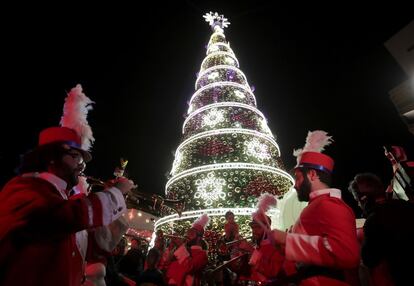 Una banda realiza una interpretación navideña durante el encendido de las luces de navidad en Beirut (Líbano), el 3 de diciembre de 2018.