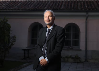 Manuel Martínez-Sellés, presidente interino del Colegio Oficial de Médicos, en el patio de la sede en Madrid, en una foto de 2022.