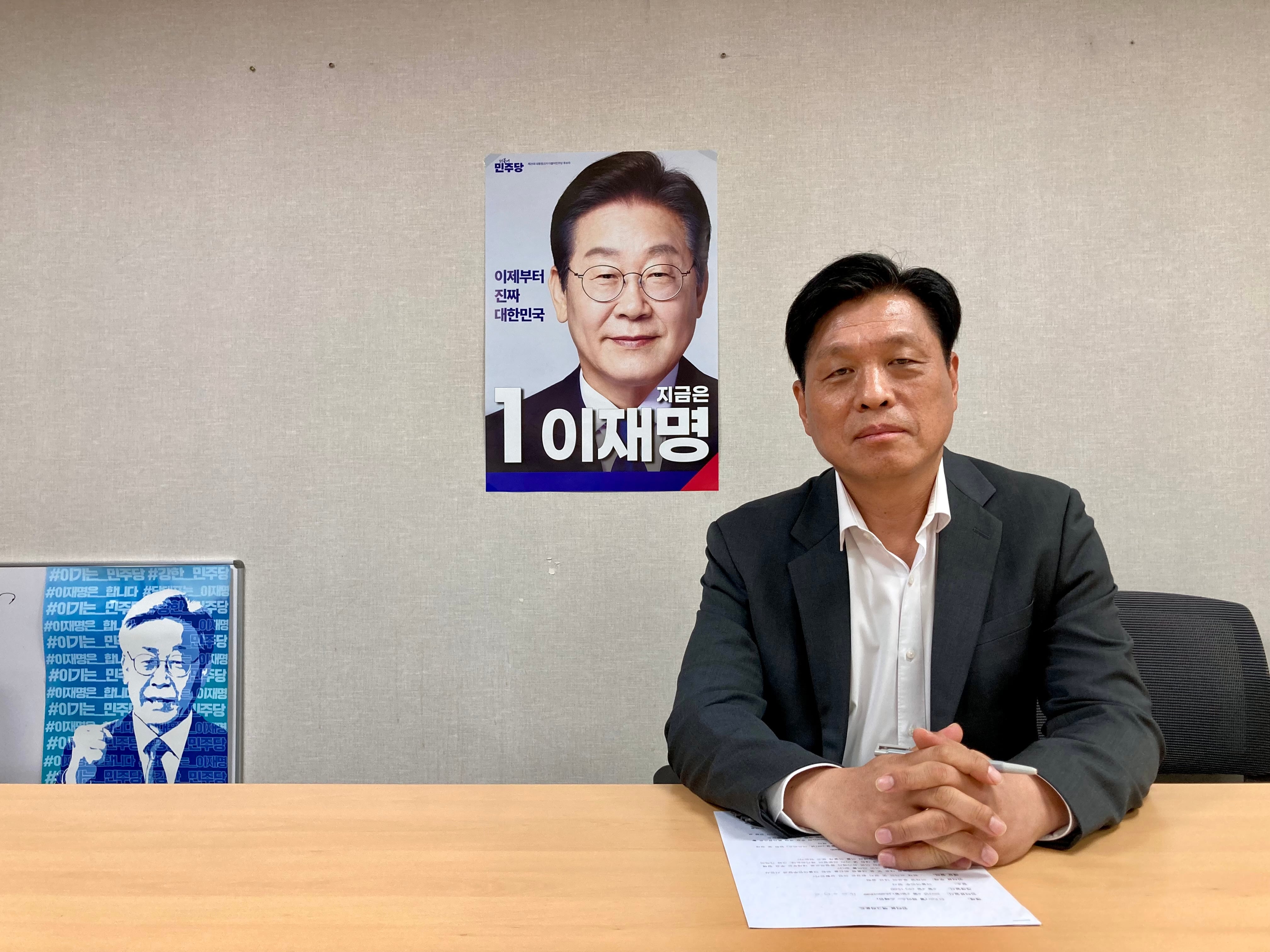 Seung-rae, portavoz jefe del candidato Lee Jae-myung, en la sede del Partido Democático, en Seúl, este lunes.