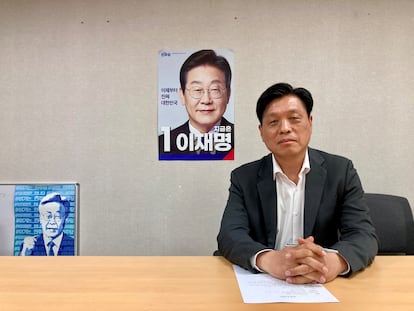 Seung-rae, portavoz jefe del candidato Lee Jae-myung, en la sede del Partido Democático, en Seúl, este lunes.