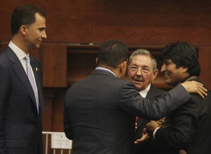 Evo Morales, Raúl Castro y Hugo Chavez se abrazan ante la mirada de Felipe VI en una cumbre en la toma de posesión del presidente ecuatoriano en 2009.