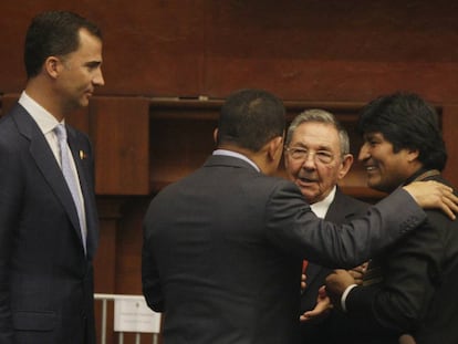 Evo Morales, Raúl Castro y Hugo Chavez se abrazan ante la mirada de Felipe VI en una cumbre en la toma de posesión del presidente ecuatoriano en 2009. 