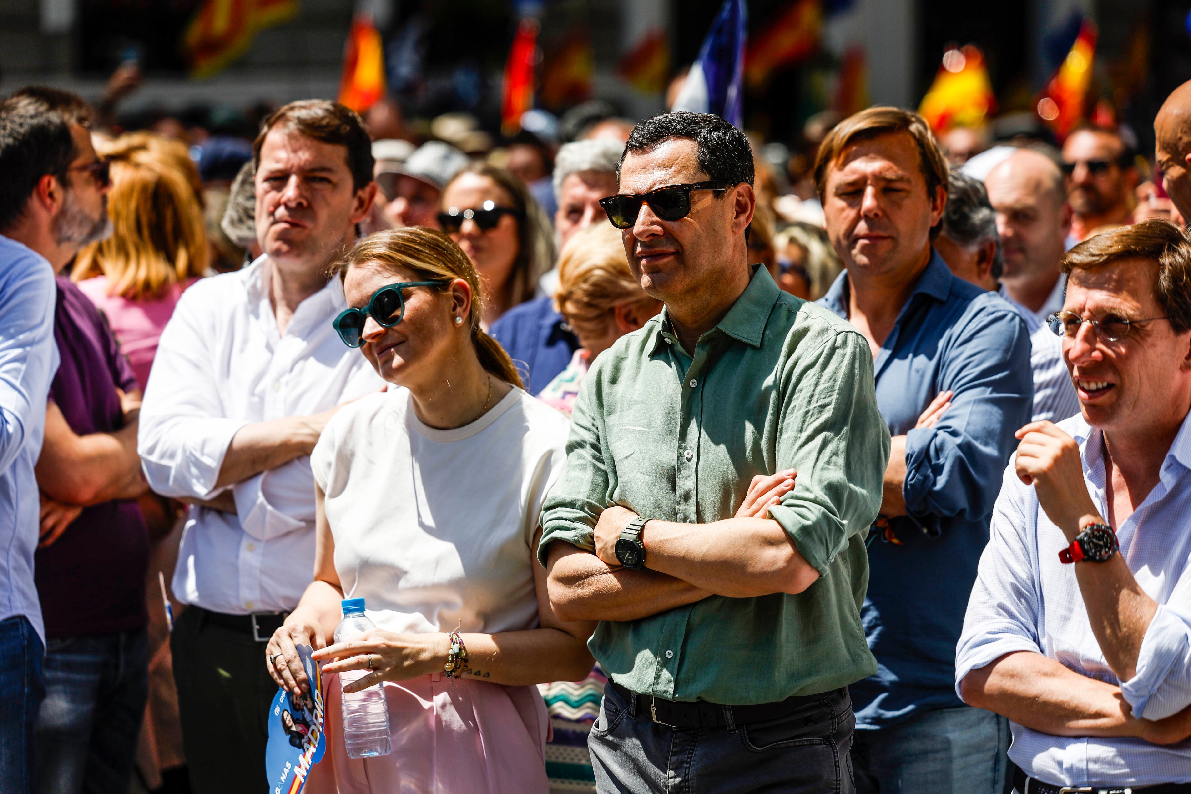 Desde la izquierda, Alfonso Fernández Mañueco, presidente de Castilla y León; Juan Manuel Moreno, presidente de la Junta de la Andalucía y su esposa, Manuela Villena, y José Luis Martínez-Almeida, alcalde de Madrid.  