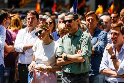 Desde la izquierda, Alfonso Fernández Mañueco, presidente de Castilla y León; Juan Manuel Moreno, presidente de la Junta de la Andalucía y su esposa, Manuela Villena, y José Luis Martínez-Almeida, alcalde de Madrid.