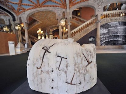 Cap embenat (1989), de T&agrave;pies, expuesto en el Palau de la M&uacute;sica.