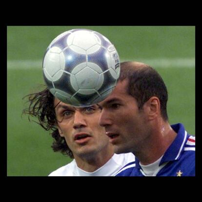 Zidane y Maldini se encontraron en la final del torneo de 2000. Dos clásicos peleando por el título. La misma final que se repetiría seis años después en el Mundial de Alemania. En Rótterdam ganó Francia (2-1 con gol de oro en la prórroga); en Berlín venció Italia en la tanda de penaltis, en el que fue el último partido de Zidane. El francés se retiró en 2006 con 108 internacionalidades, tres Mundiales y tres Eurocopas disputadas; el italiano dejó la ‘azzurra’ en 2002 con cuatro Mundiales y cuatro Eurocopas en su currículum, fue 126 veces internacional, en 74 de ellas como capitán.