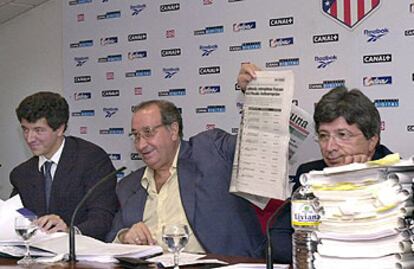 Miguel Ángel Gil Marín, Jesús Gil y Enrique Cerezo, durante una rueda de prensa.