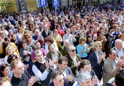 Vecinos de Córdoba, concentrados ayer en homenaje aJulio Anguita Parrado.