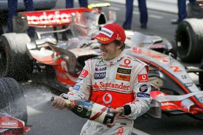 Fernando Alonso, amb l'escut del McLaren-Mercedes, celebra la seva victòria al Gran Premi de Monte Carlo, el 2007.