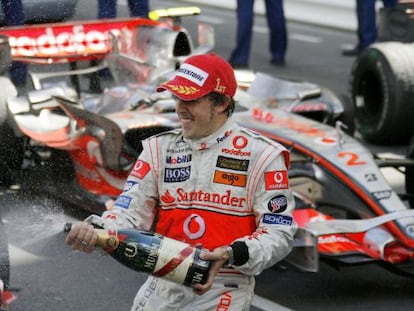 Fernando Alonso, amb l'escut del McLaren-Mercedes, celebra la seva victòria al Gran Premi de Monte Carlo, el 2007.