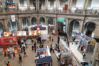 Lectores en la Edición 44 de la Feria Internacional del Libro en el Palacio de Minería, en Ciudad de México.