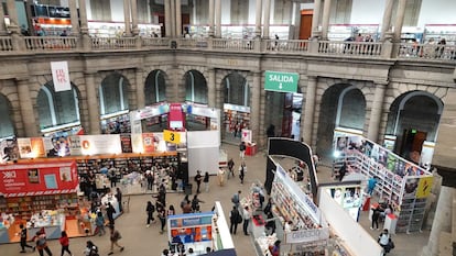 Lectores en la Edición 44 de la Feria Internacional del Libro en el Palacio de Minería, en Ciudad de México.