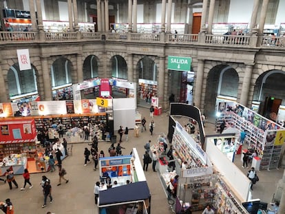 Lectores en la Edición 44 de la Feria Internacional del Libro en el Palacio de Minería, en Ciudad de México.