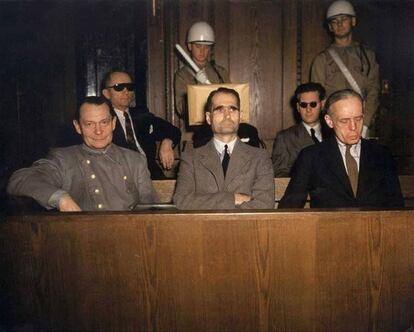 Hess, entre Goering (izquierda) y Von Ribbentrop, en el juicio de Nuremberg.