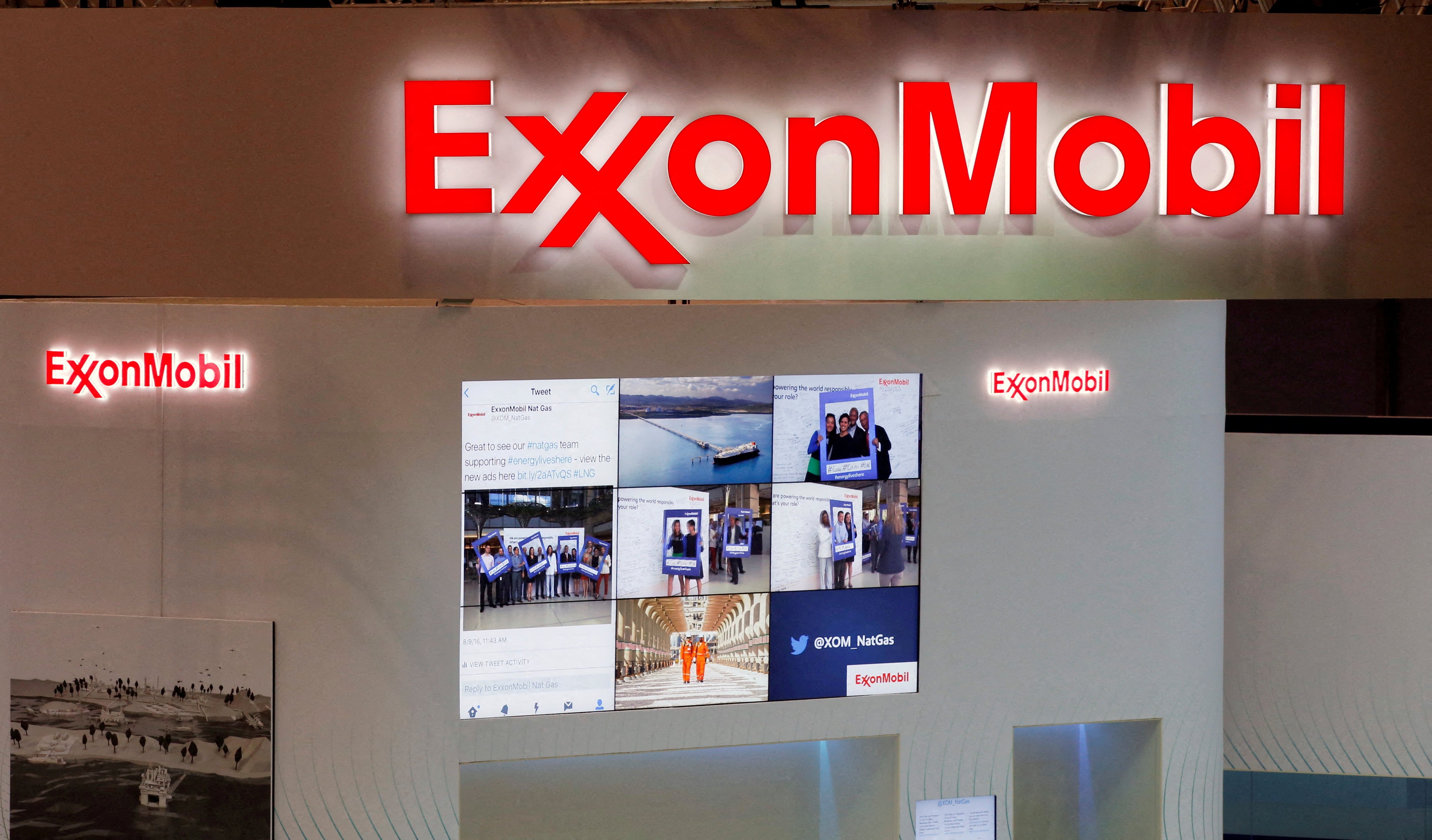 Los logotipos de Exxon Mobil.