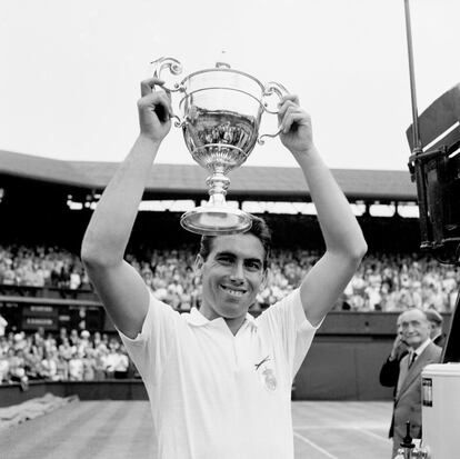 Manuel Santana levanta el trofeo de Wimbledon tras la victoria ante el tenista Dennis Ralston, en 1966.