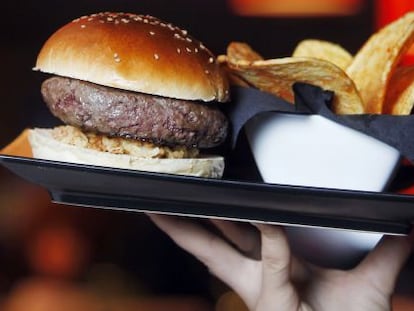 Plato de hamburguesa en un restaurante.