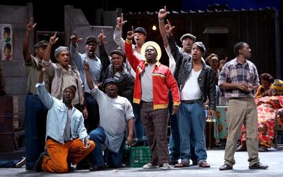 Parte del coro en la ópera 'Porgy and Bess', de George e Ira Gershwin, interpretada por la Cape Town Opera Company, con dirección musical de Tim Murray, en el Teatro Real.