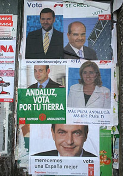 Carteles electorales en una calle de Córdoba.